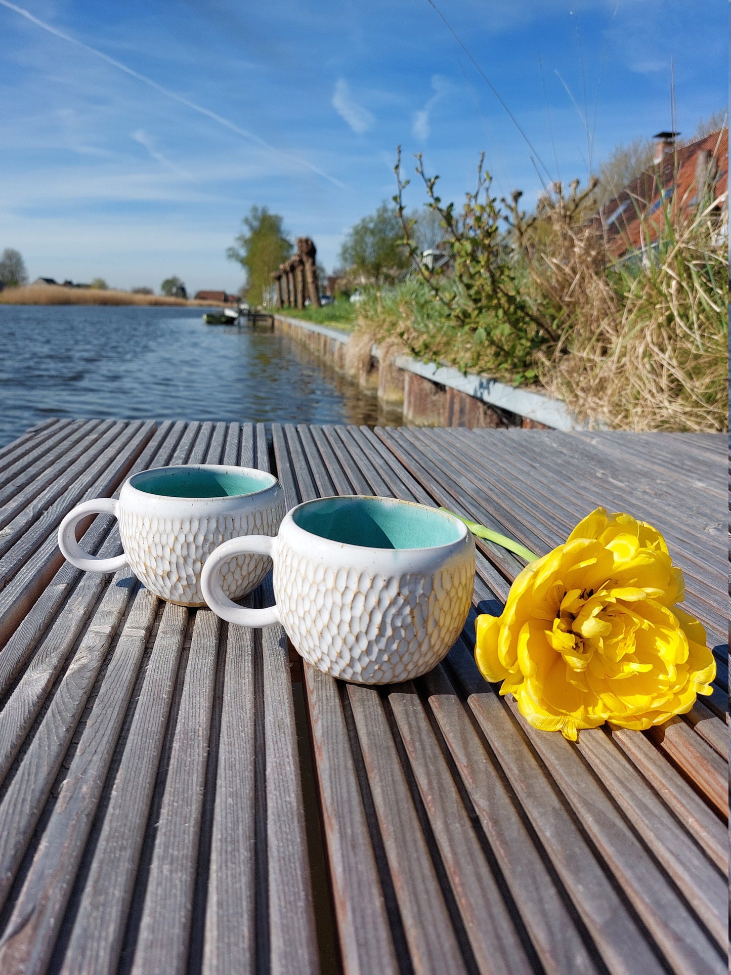 Glossy textured "acorn" cup